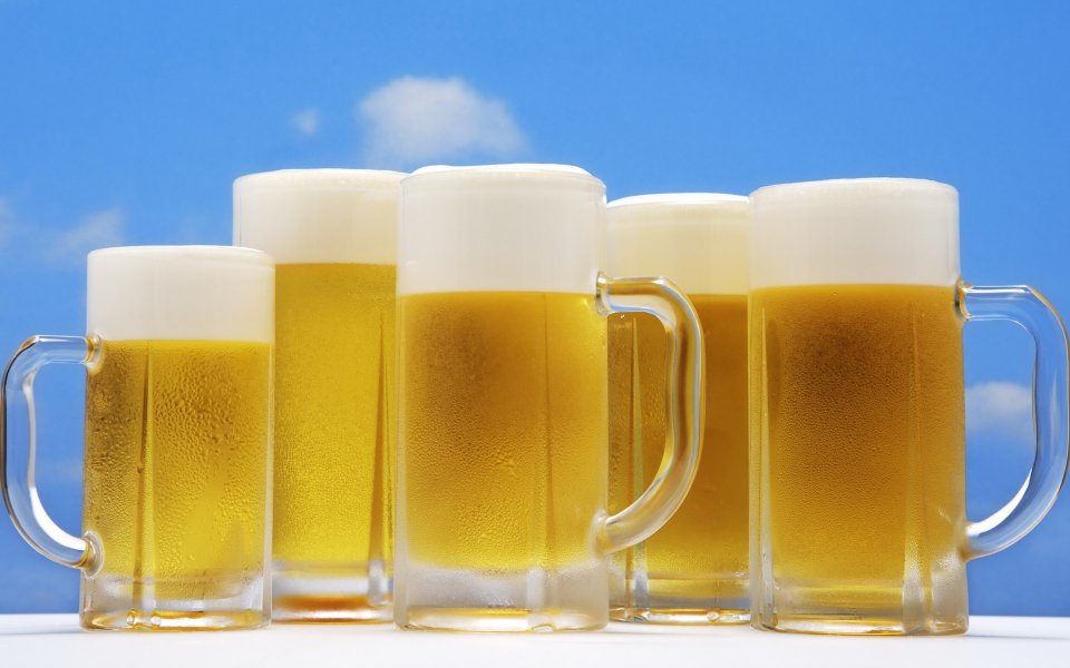 JW002_350A_glasses_of_beer_under_blue_sky
