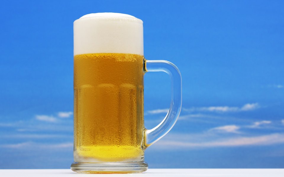 JW004_350A_Mug_of_Beer_againt_sky