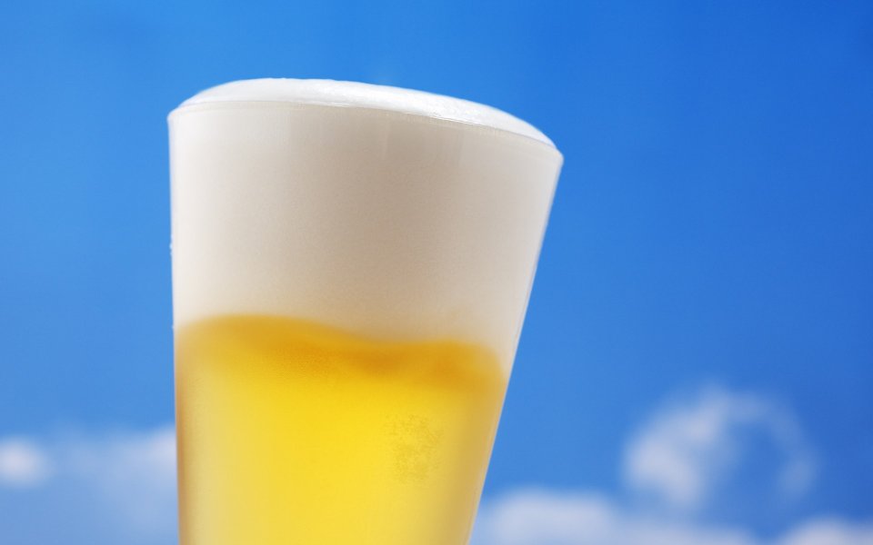 JW005_350A_close-up_of_a_glass_Foamy_beer
