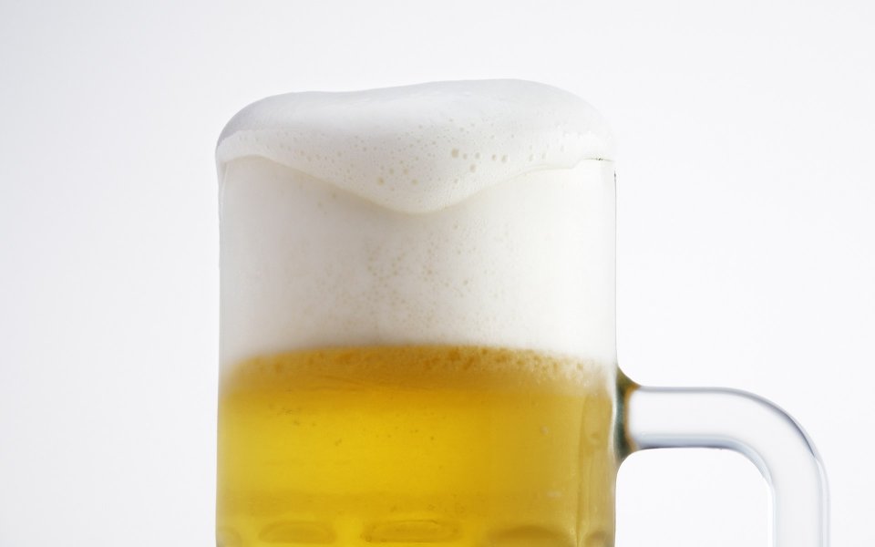 JW013_350A_Foamy_Beer_close-up_beer_with_foam