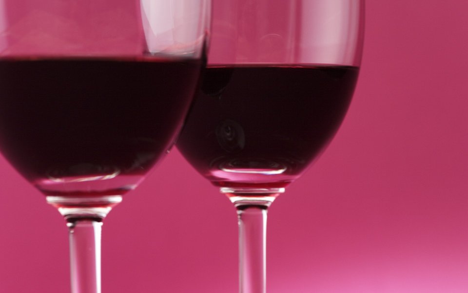JW018_350A_Close_up_of_Two_glasses_of_Red_wine