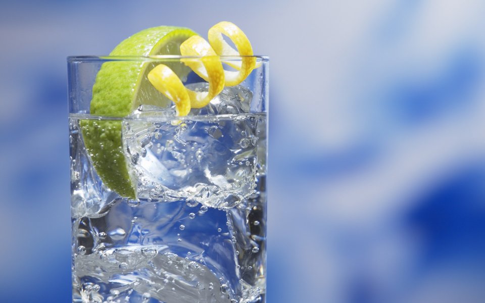 JW054_350A_cocktai_gin_and_tonic