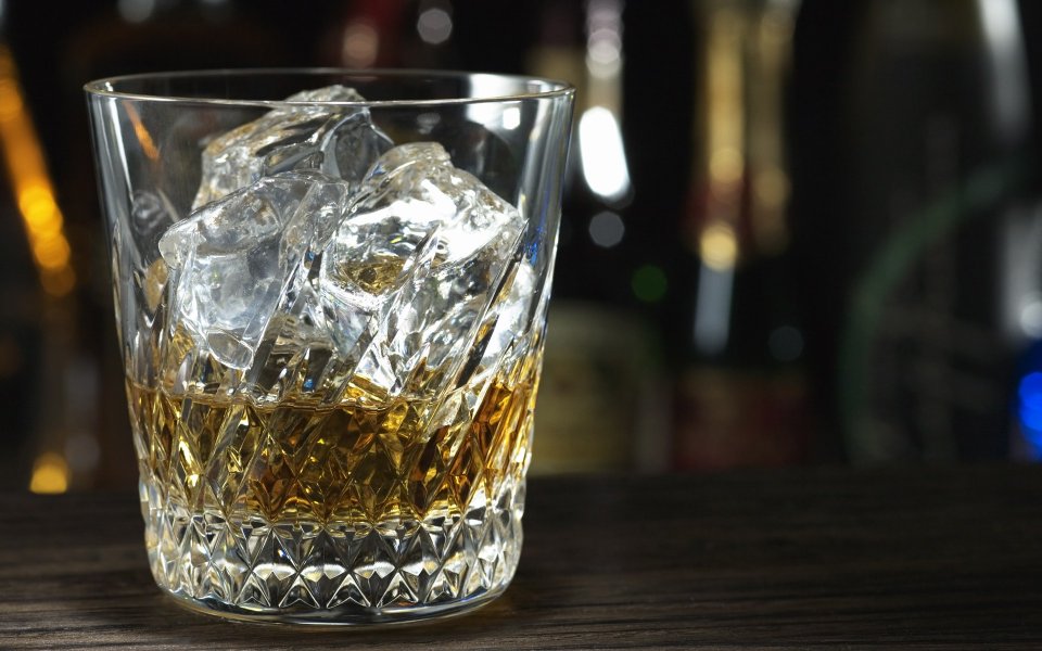 JW056_350A_Whiskey_on_the_Rocks_Whiskey_and_ice