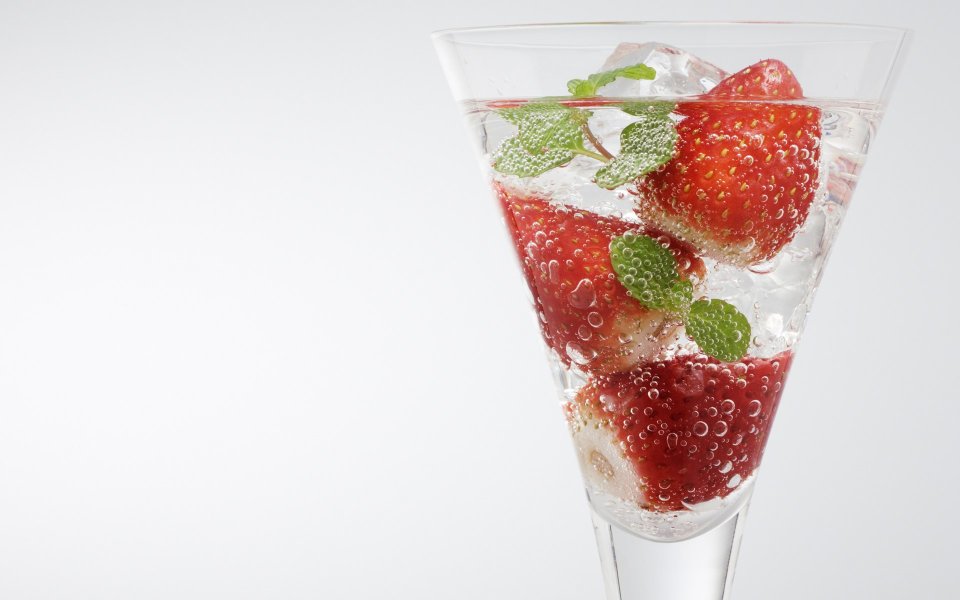 JW172_350A_Carbonated_water_strawberry_Water