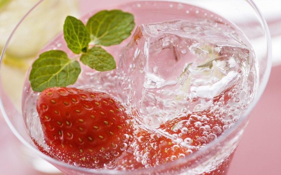 JW173_350A_Carbonated_water_strawberry_lime