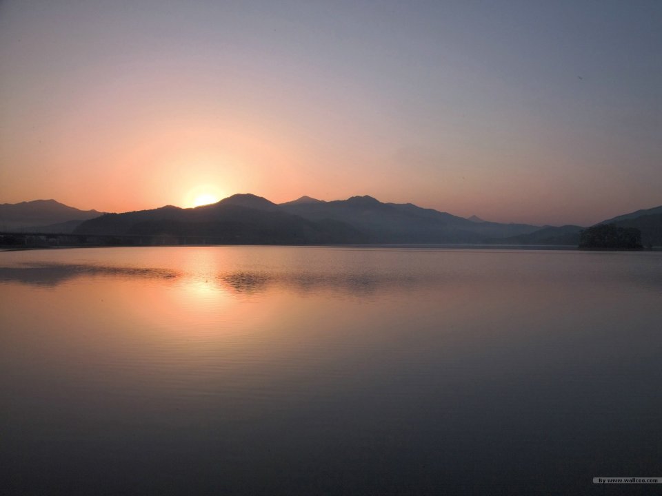 黄昏时分宁静的湖光山色