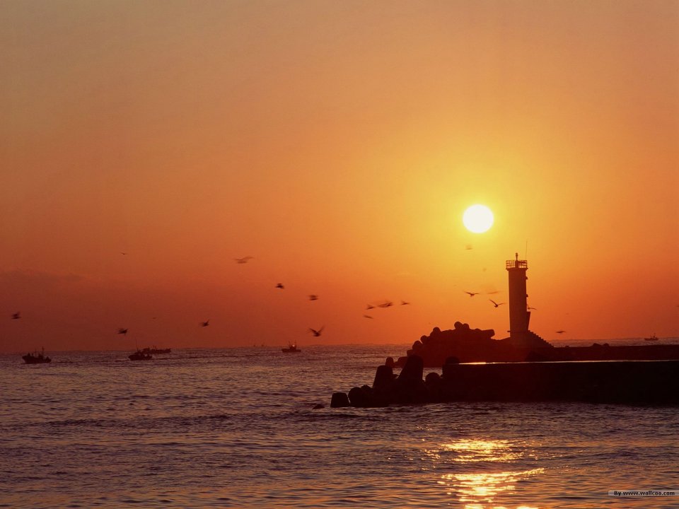 海边灯塔夕阳余晖