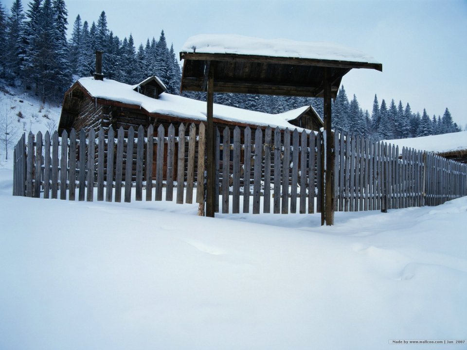 北欧雪地木屋与栅栏
