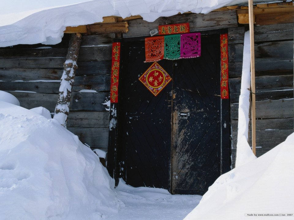 中国东北乡村雪中木屋与春节装饰