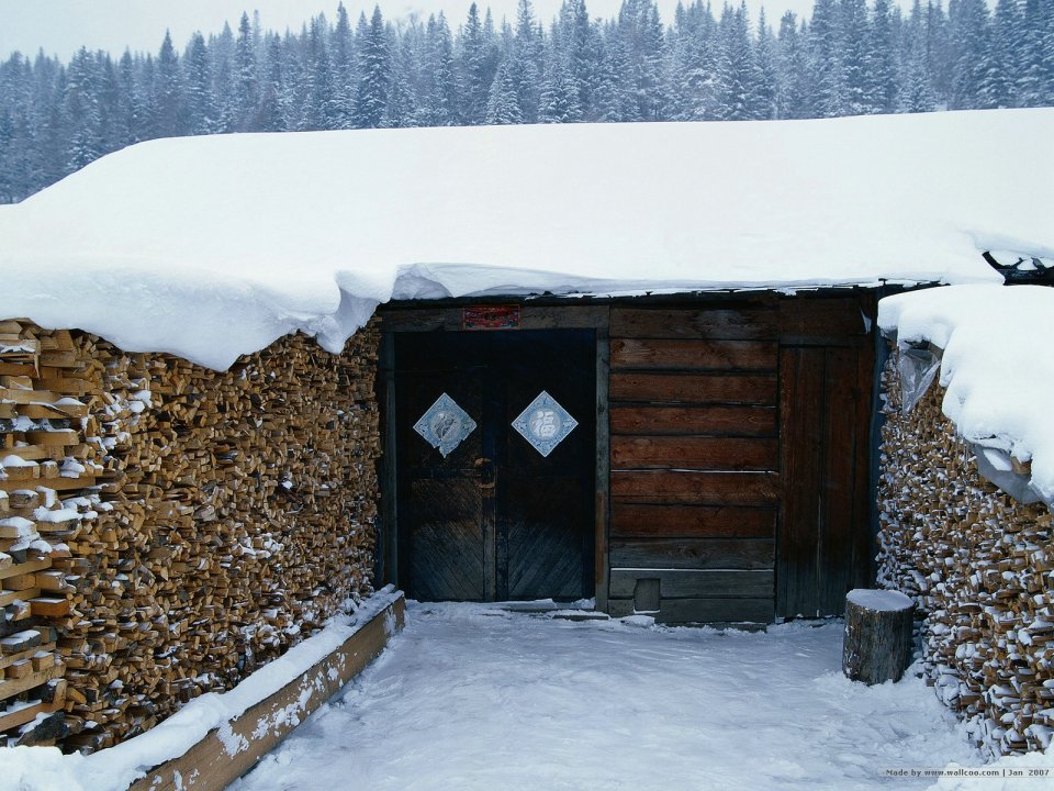 中国东北雪乡木屋与柴火堆