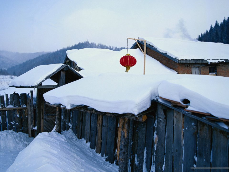 中国乡村冬日雪景与红灯笼