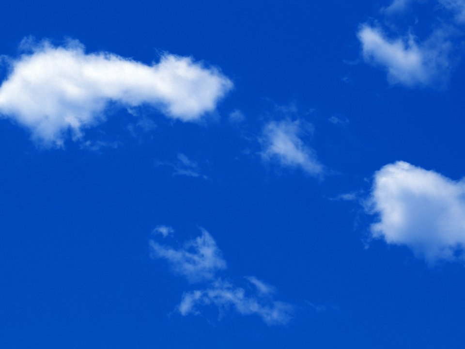 湛蓝天空下的洁白云朵
