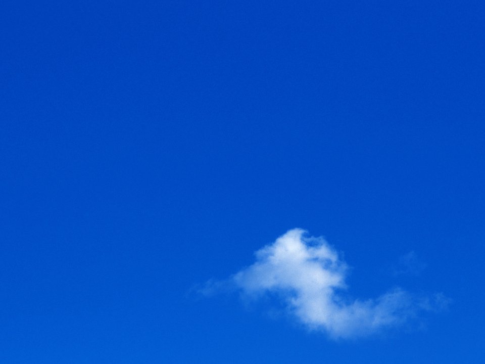 蓝天中的孤云