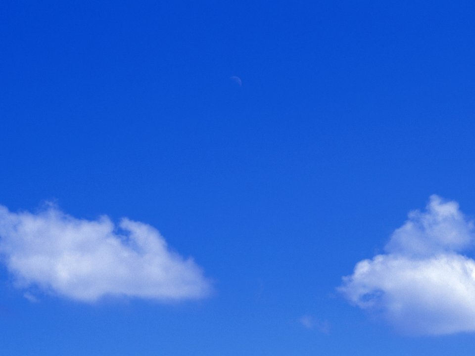 蓝天白云下的淡月
