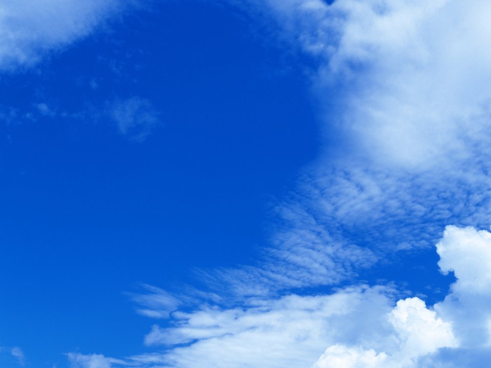 湛蓝天空下的洁白云朵