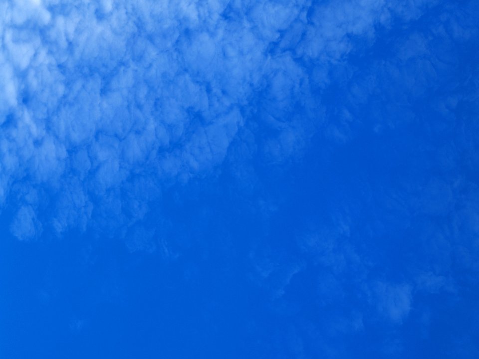 湛蓝天空下的洁白云朵