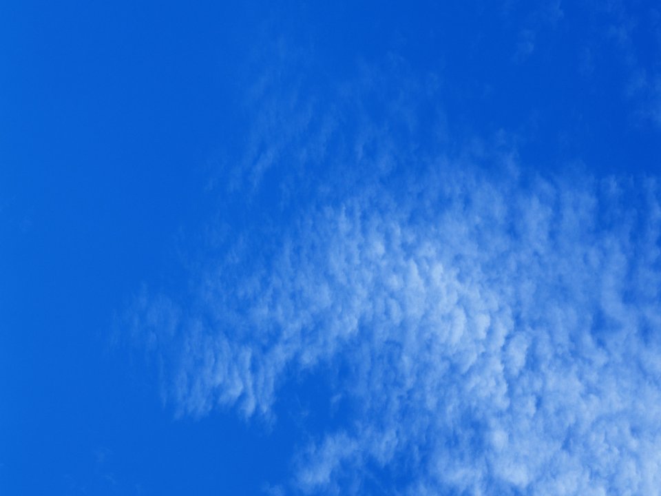 湛蓝天空下的洁白云朵