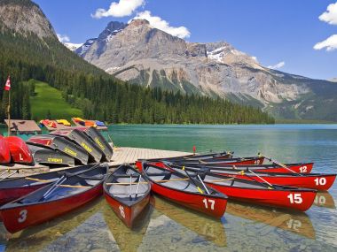 Canoes_Emerald_Lake_Yoho_National_Park_British_Columbia