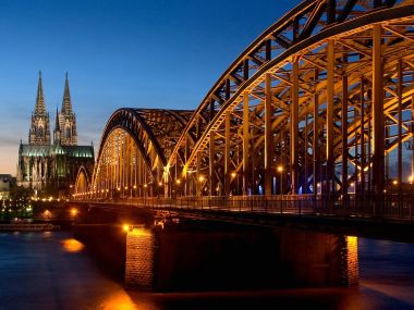 Cathedral_and_Hohenzollern_Bridge_at_Night_Cologne_Germany