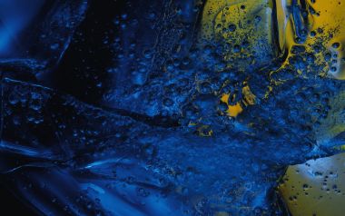 colorful_abstract_effect_of_glass_and_shards_da046014a