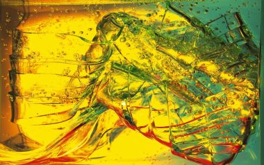 colorful_abstract_effect_of_glass_and_shards_da046020a