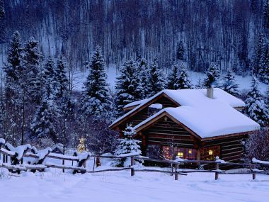 冬日森林中的温馨木屋雪景