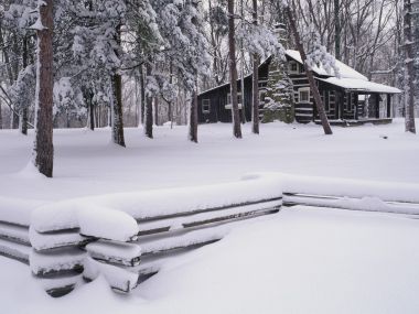 冬日森林中的积雪木屋