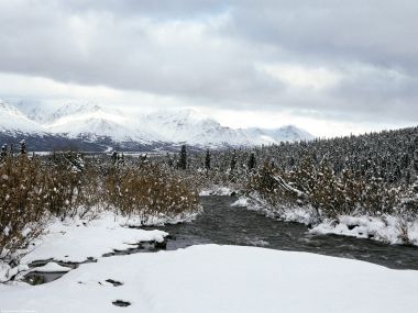 阿拉斯加冬季雪山河流风光