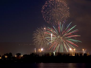 Fireworks_Over_Oakland_Coliseum_California