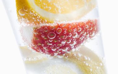 HB152_350A_Carbonated_water_strawberry_lemon