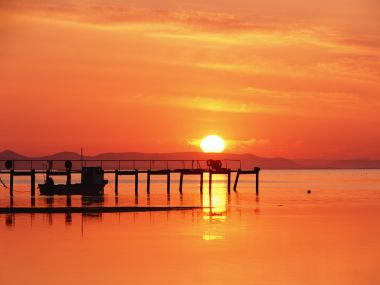 日本北海道夕阳下的码头与小船