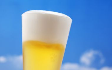 JW005_350A_close-up_of_a_glass_Foamy_beer
