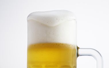 JW013_350A_Foamy_Beer_close-up_beer_with_foam