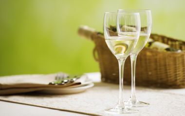 JW028_350A_two_glaeese_of_white_wine_on_table