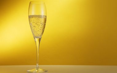 JW033_350A_Glass_of_rose_Champagne