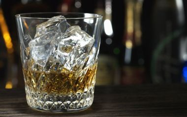 JW056_350A_Whiskey_on_the_Rocks_Whiskey_and_ice