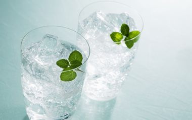 JW168_350A_Two_glass_of_Carbonated_water