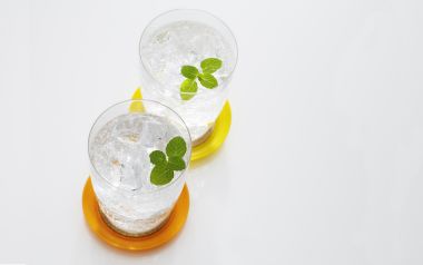 JW170_350A_Two_glass_of_Carbonated_water