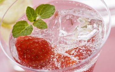 JW173_350A_Carbonated_water_strawberry_lime