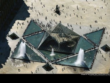 La pyramide du Louvre à Paris,France