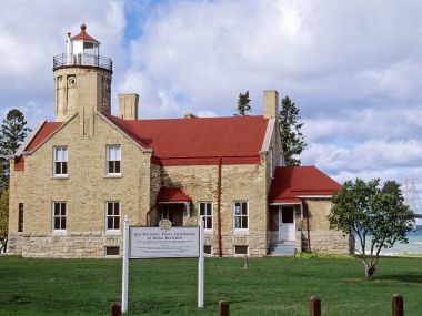 Old_Mackinac_Point_Lighthouse_Cheboygan_County_Michigan