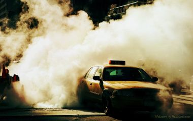 纽约街头蒸汽中的黄色出租车