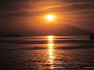 海上金色黄昏与货轮