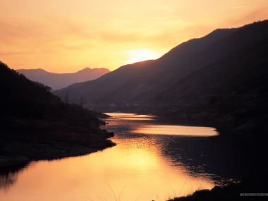 山间河流夕阳余晖