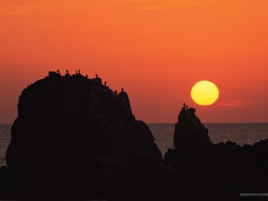 海边礁石与夕阳剪影