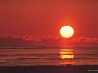 壮丽的红色海面夕阳景观