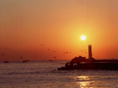 海边灯塔夕阳余晖