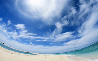 夏日冲绳：冲绳岛的碧海蓝天
