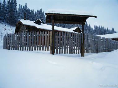 北欧雪地木屋与栅栏