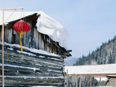 中国乡村冬季雪景与红灯笼